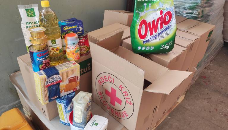 Delitev prehranskih paketov na Ptuju: Spremenjeni pogoji in sram tiho zmanjšujeta število prosilcev