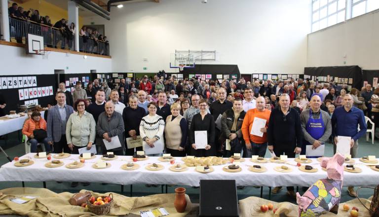 FOTO: Na Čurkarijadi na Kogu 2026 spekli 180 kilogramov čurk