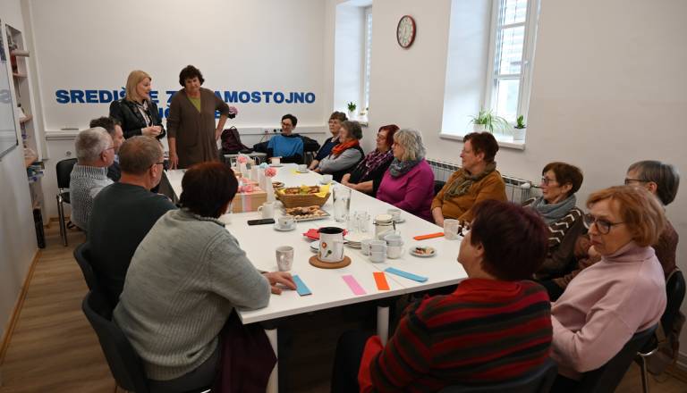 Ustvarjalke občini poklonile pletene igračke za novorojenčke