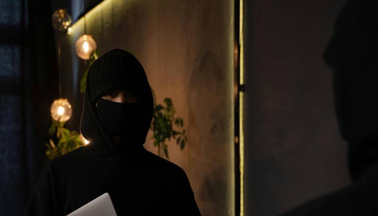 V Kranju razbil steklo, vstopil v lokal in začel krasti, vendar ga je nekdo videl ...