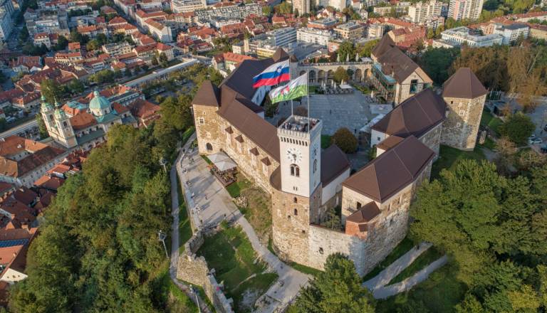 Ljubljanski grad podira rekorde: Skoraj 1,3 milijona obiskovalcev in zgodovinsko leto za vzpenjačo