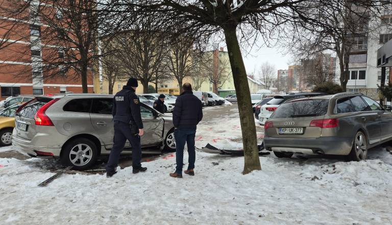 FOTO in VIDEO: Z Audijem čez pločnik in v tri parkirane avte. Ustavila se je tik pred gostilno