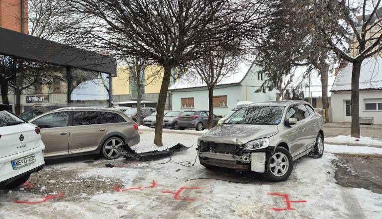 FOTO in VIDEO: Z Audijem čez pločnik in razbila tri parkirane avte