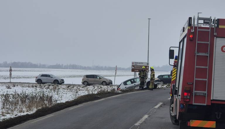 FOTO: Prometa nesreča na območju Murske Sobote, promet oviran