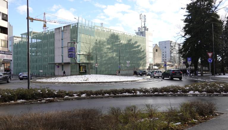 Zaposleni ponoči v snegu dobesedno lovijo parkirne kartice. UKC Maribor: Parkiranje ni naša odgovornost