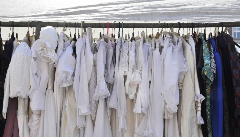 Bi verjeli? Na Bledu in v Gorjah konča med odpadki 316.500 majic na leto