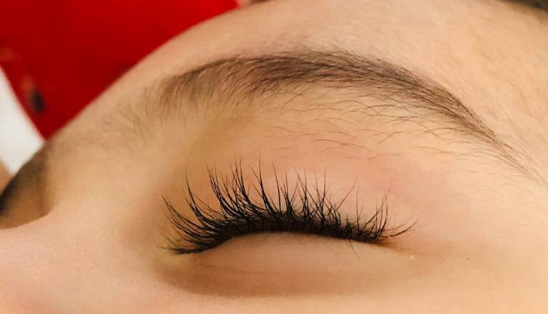 Popularnost serumov za rast trepalnic