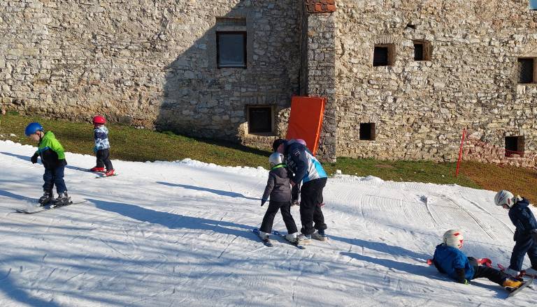 Zima se v Škofji Loki ne dogaja le v hribih, ampak tudi pod gradom
