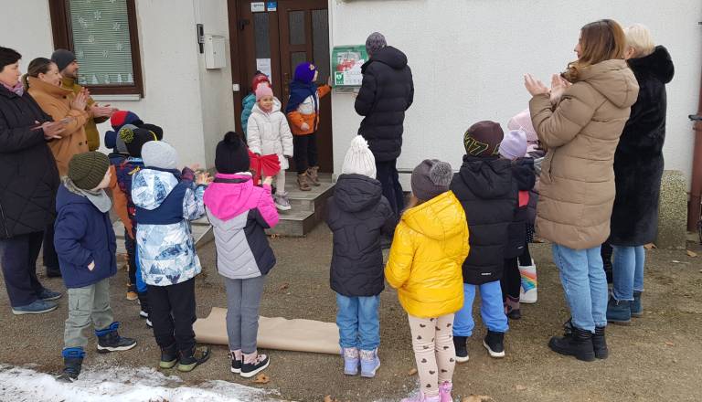 Pridobitev za varnejši vsakdan otrok in zaposlenih, mariborski vrtec dobil defibrilator 