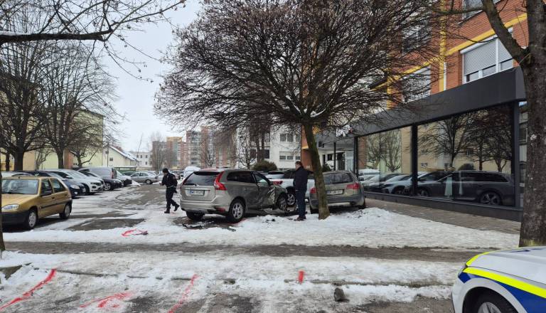 FOTO in VIDEO: Pri znani gostilni pijana trčila v šest avtomobilov, škode za kar 80 tisočakov