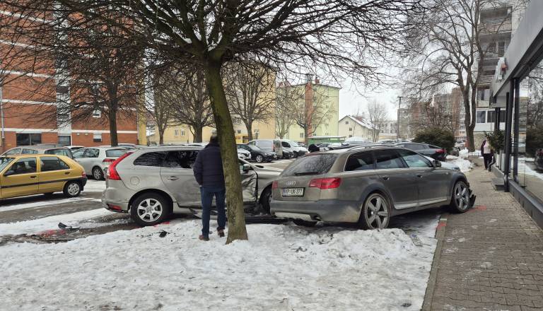 FOTO in VIDEO: Pri znani soboški gostilni pijana trčila v šest avtomobilov, škode za kar 80 tisočakov