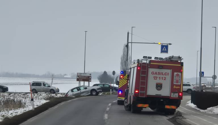 Počilo v Veščici, voznica avtomobila lažje poškodovana