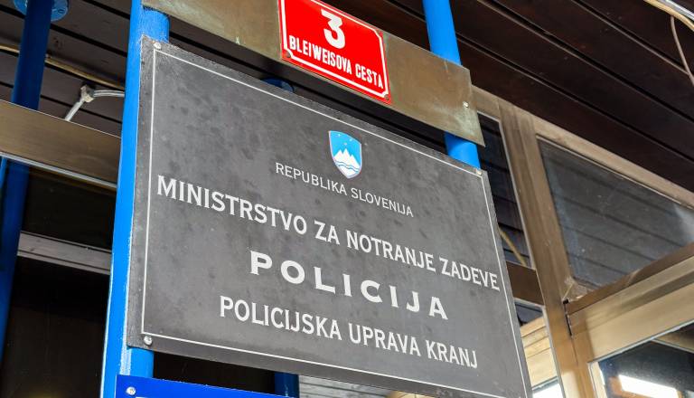 Zaradi lažnega policista na Brniku policija sklicala tiskovno konferenco in (po)mirila javnost