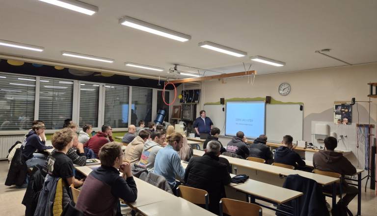 Nemec na razumljiv način predstavil skrivnosti največjega pospeševalnika delcev