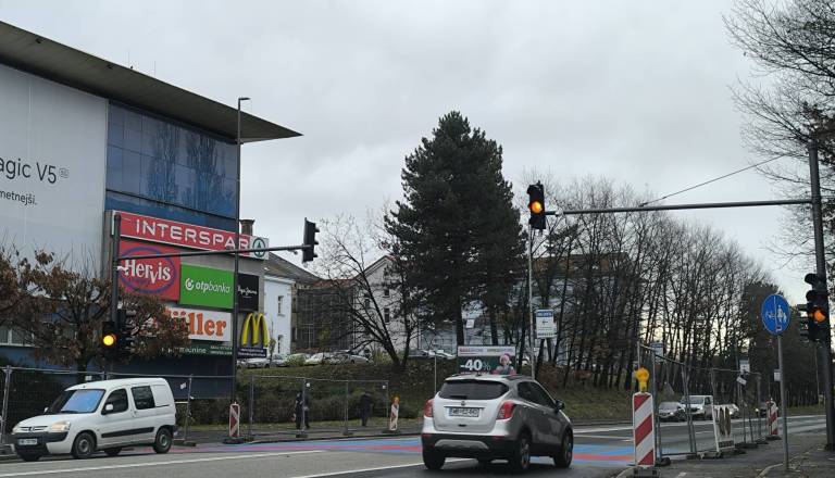 VIDEO: Vozniki na Titovi končno dvigujejo nogo s plina? To so prvi učinki novega semaforja