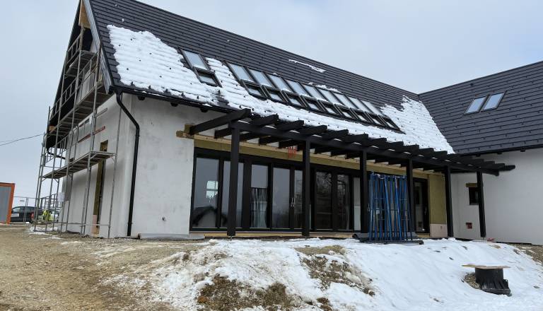 FOTO: Petzvezdnični glamping resort v Pomurju dobiva končno podobo, od hišk do restavracije in bazena