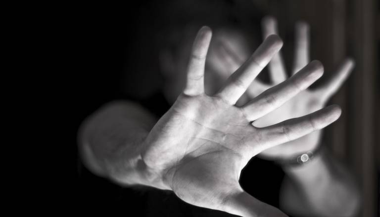 Razbijal pohištvo in napadel mamo ter brata