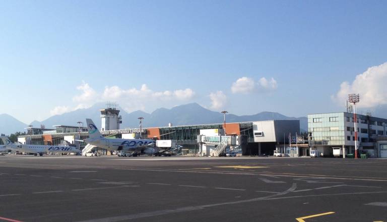 Policija morala zaradi lažnega policista na slovenskem letališču stopiti pred javnost