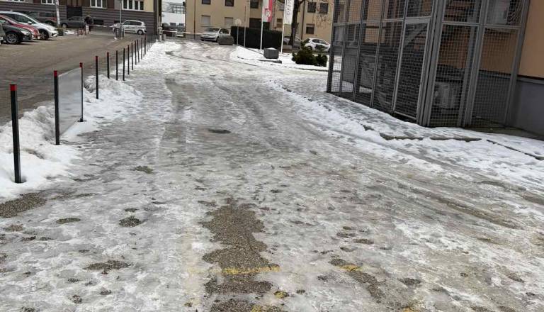 FOTO: Bralka zgrožena: »Greš v zdravstveni dom, pa se na poti skoraj ubiješ«