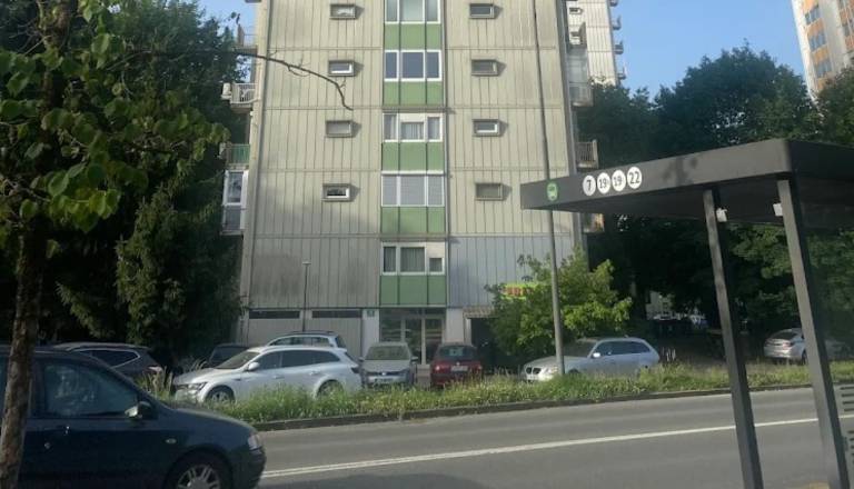 Po prenovi Linhartova brez elektrike: Za Bežigradom izginil prikazovalnik prihodov avtobusov