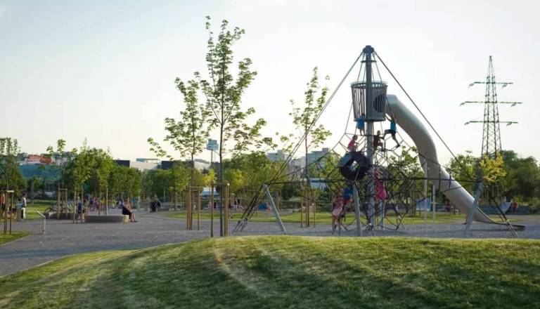 Starši opozarjajo na težave z otroškim igriščem v Šmartinskem parku, občina odgovarja