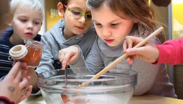 Pestro, zabavno in tudi brezplačno: Kaj vse lahko otroci počnejo med zimskimi počitnicami v Ljubljani?