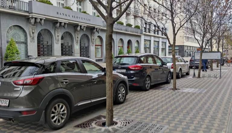 Mestna občina Ljubljana: Parkiranje na pločniku ni dovoljeno! A Janković pravi drugače