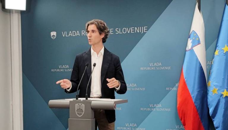 Dvig plač zanetil paniko: Računovodjem gorijo telefoni