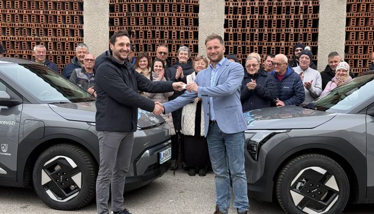 FOTO in VIDEO: Pomoč starejšim v Kočevju na novi ravni, Sopotniki dobili nova električna vozila