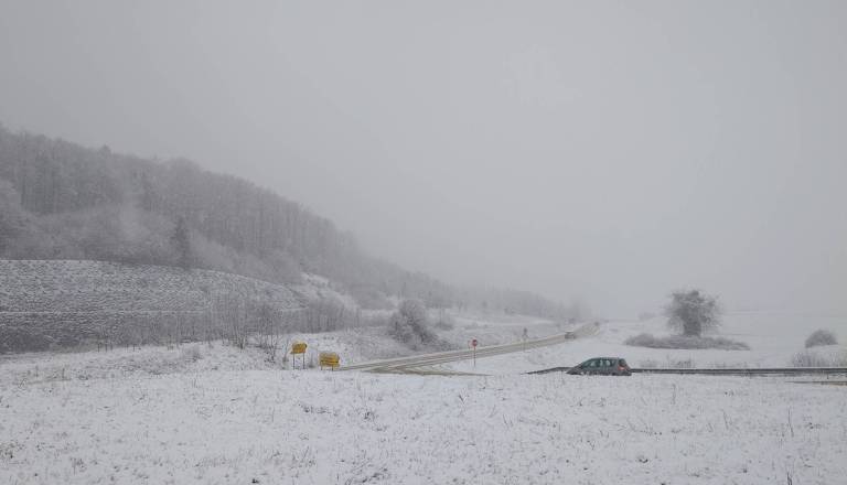 Sneg in poledica tudi na Dolenjskem, meteorologi svetujejo previdnost