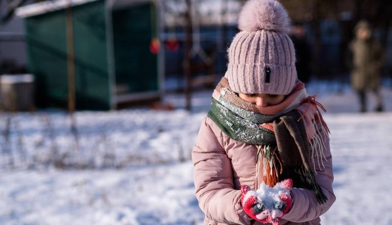 Starši zaman iskali otroška zimska oblačila, ponekod so se police hitro spraznile