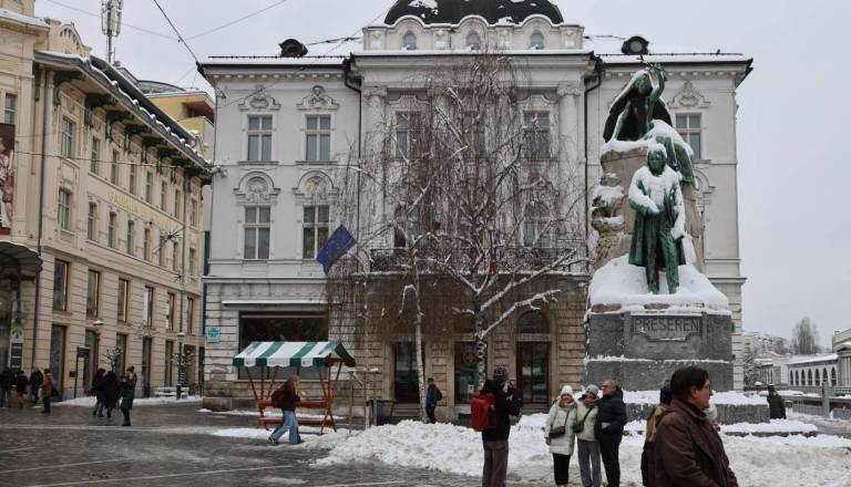 Konec tedna v Ljubljani s sneženjem in poledico, previdno na cestah