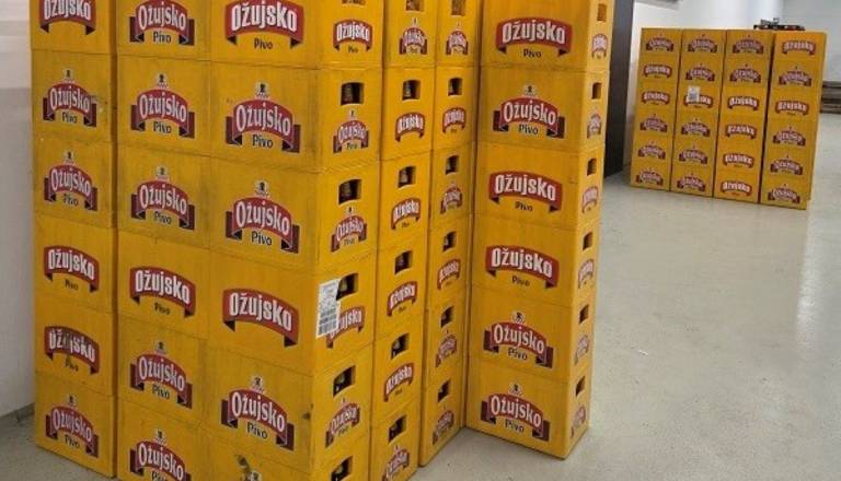 Zaseženo pivo gre na dražbo: Steklenica za manj kot evro