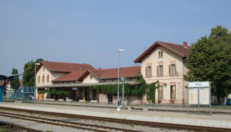 Moški vlomil v prodajalno vozovnic na ptujski železniški postaji, policija ga prijela