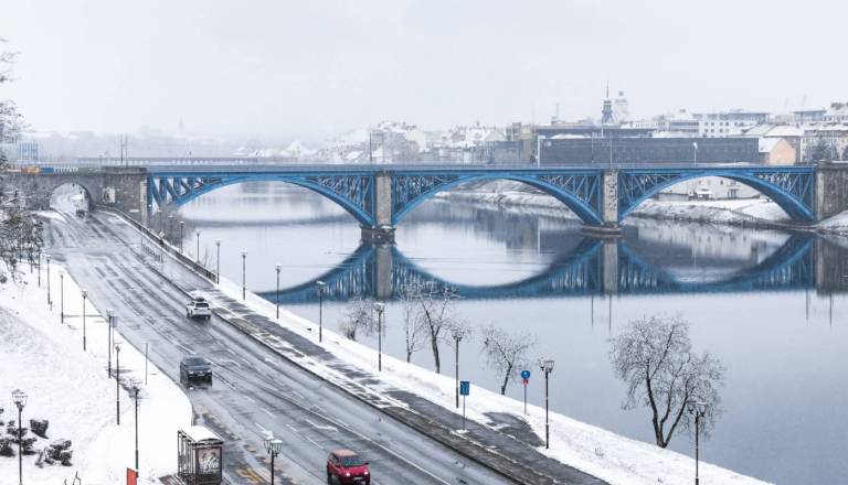 V Maribor prijhata sneg in poledica, meteorologi svetujejo previdnost