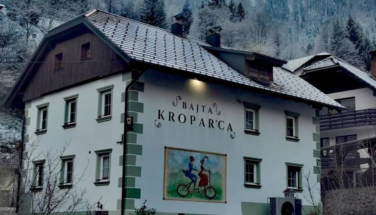 Iz železarske hiše v uspešen hostel, v Kropi prodajajo Bajto Kroparco