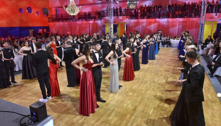 FOTO in VIDEO: Na maturantskem plesu zablesteli tudi dijaki Srednje zdravstvene šole Murska Sobota