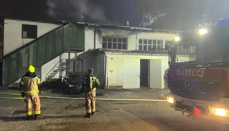 Gasilci v Brestanici več ur gasili polno razvit požar