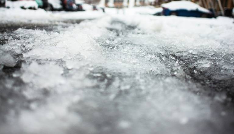 Nevarne razmere, zaradi poledice povečana nevarnost nesreč