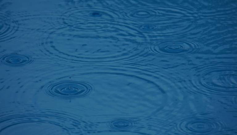 Vreme se umirja, a padavine se bodo pred jutrom spet ojačale