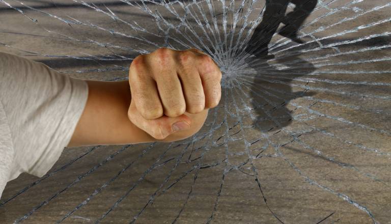 Zgodaj zjutraj pretep v Kranju, policija ustavila osumljence pri Škofji Loki, v krvi alkohol in kokain