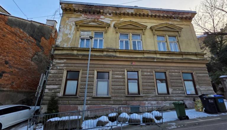 Mestna občina Maribor prodaja stanovanje v zgodovinski stavbi, kakšna je cena? 