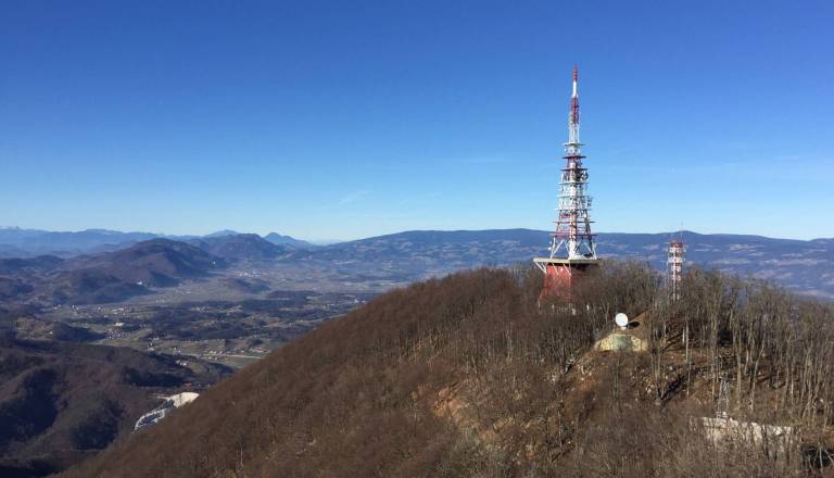 Tradicionalni zimski vzpon na Boč vabi pohodnike vseh generacij