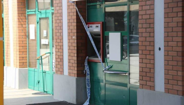 Neznanec z eksplozivom nad bankomat, nastalo za več tisoč evrov škode