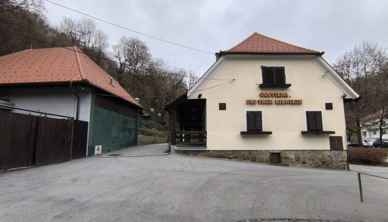 Dve muhi na en mah? Gostilna Pri treh ribnikih kot učna restavracija za mlade upe