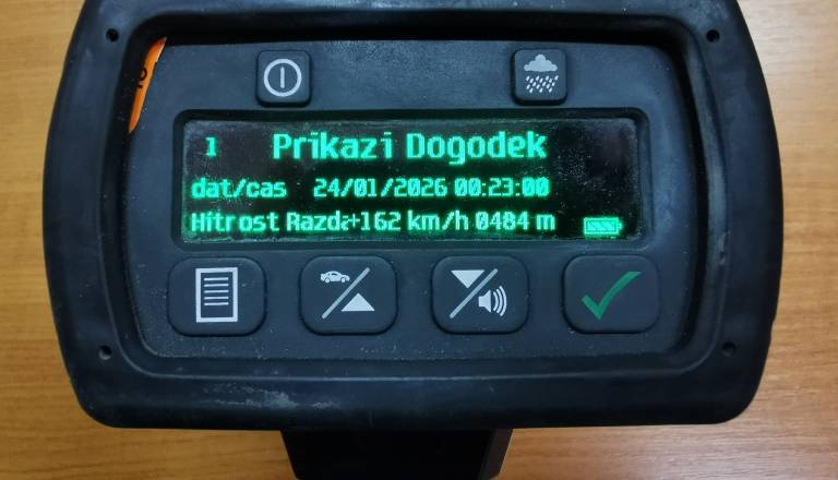 Ribniški policisti ustavili voznika, ki je omejitev prekoračil za kar 63 kilometrov na uro