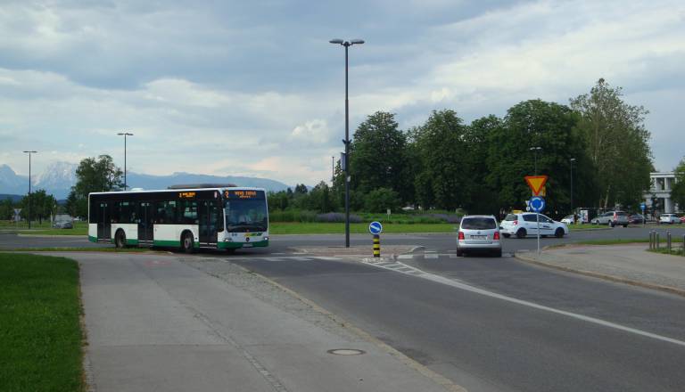 Avtobusna postaja pri Žalah izginila, starejši obiskovalci pokopališča jo vsakodnevno obupano iščejo