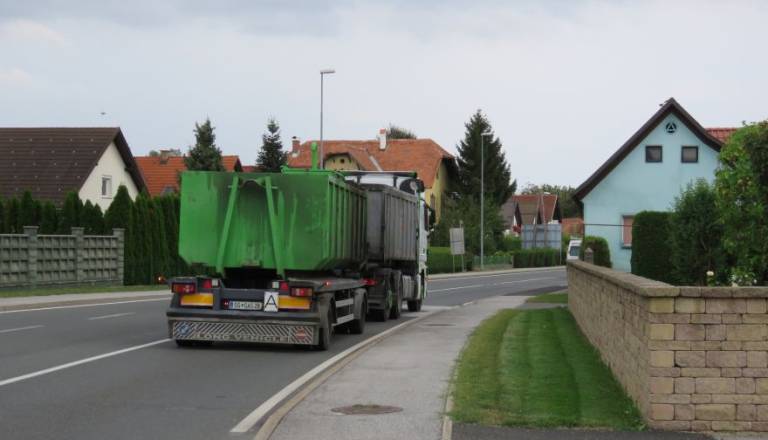 Ptujski svetniki za omejitev tovornega prometa na Ormoški cesti: »Dovolj imamo čakanja«