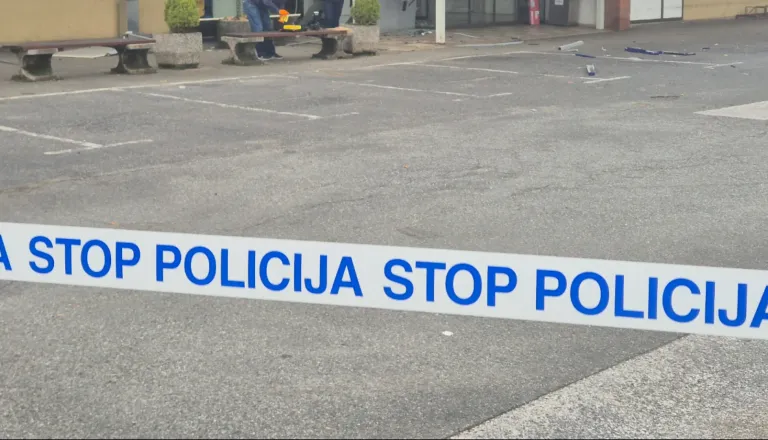 Neznanec z eksplozivnim sredstvom nad bankomat, nastalo za več tisoč evrov škode