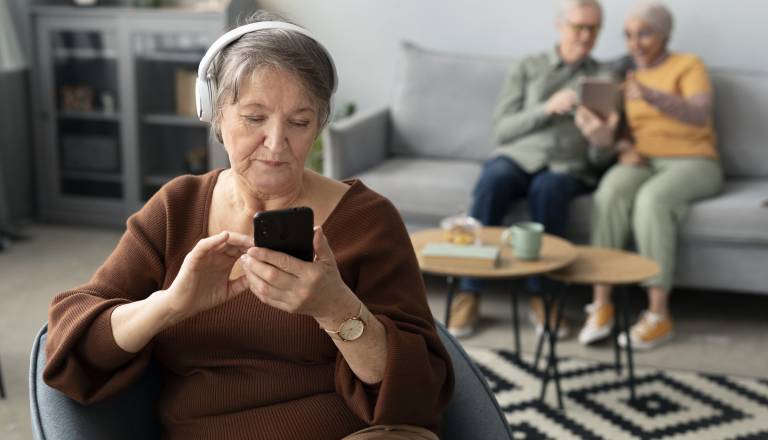 Dom starejših z novim prenosnim telefonom za lažji stik s stanovalci
